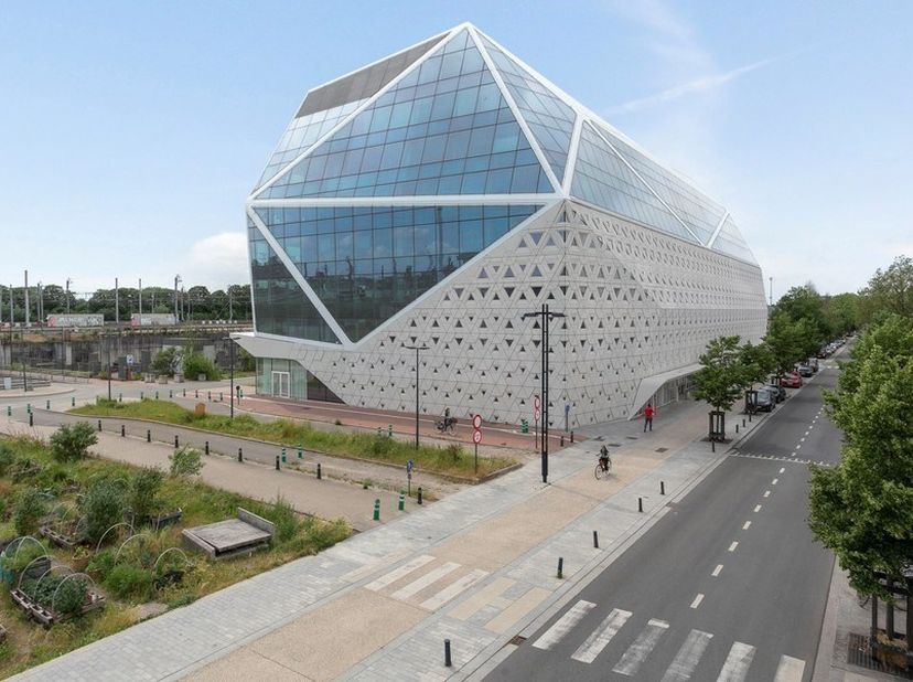 1784m² instapklare gemeubelde kantoren op 4e verdieping<br />
Ligging: in bruisende stationsbuurt op wandelafstand van Gent-Sint-Pieters, vlot bereikb