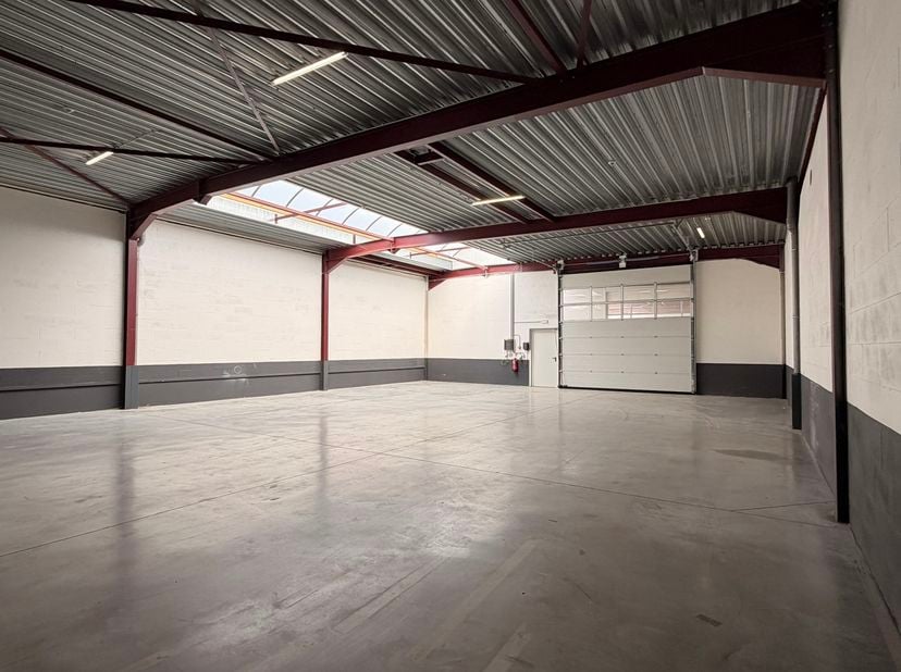 Ligging en bereikbaarheid<br />
Deze recent gerenoveerde unit ligt op een toplocatie in Maasmechelen:<br />
- 1 km van de N78<br />
- 2 km van autostr