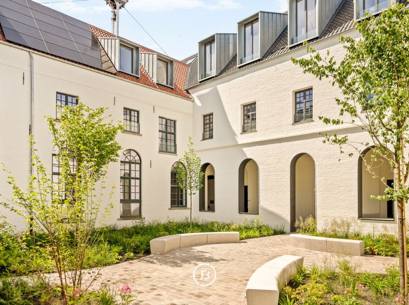 In het voormalige Karmelklooster, midden in het historische centrum van Brugge, bevindt zich dit uitzonderlijke appartement in triplexvorm. Een eigend