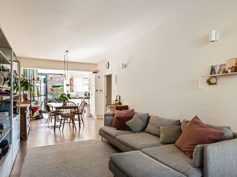 Gelegen in de Sterrenstraat bevindt zich deze charmante en instapklare woning, op een uitstekende locatie met alle nodige voorzieningen zoals scholen,