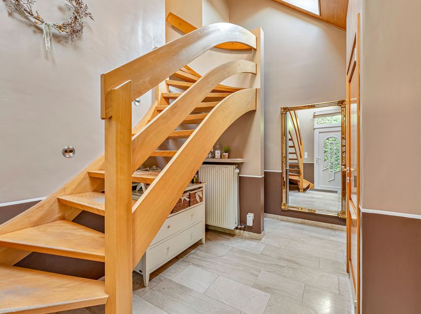 Deze afgewerkte woning met loods en praktijkruimte wordt u te koop aangeboden in de dorpskern van Woesten.<br />
Het gelijkvloers betreden we via een