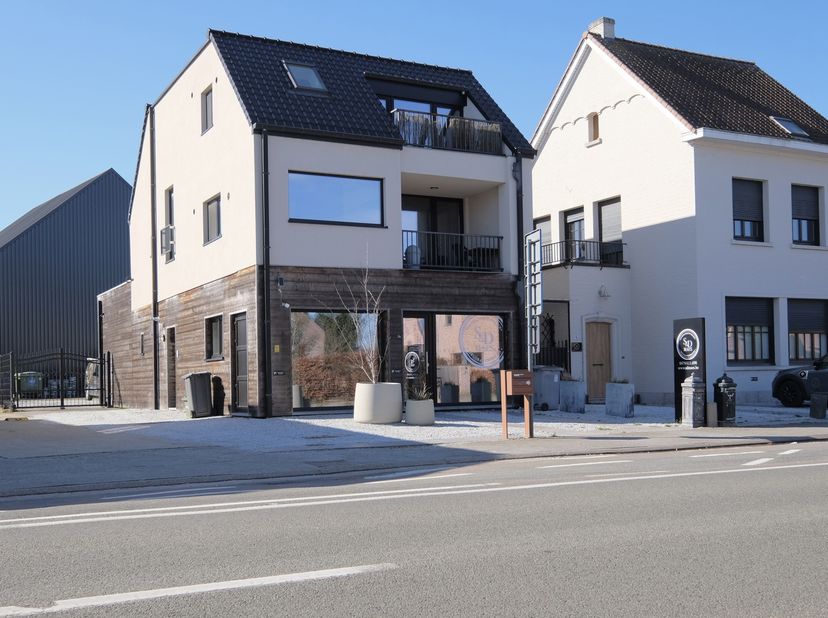 Deze verzorgde kantoorruimte is gelegen aan de Voorhout 2A te Stekene, op een vlot bereikbare locatie nabij het centrum en de belangrijkste verbinding