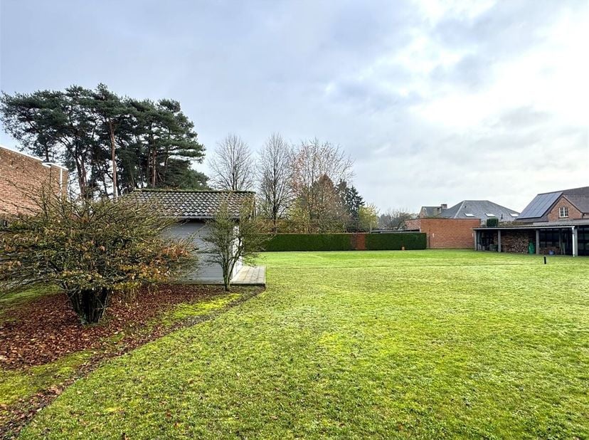 Prachtig perceel bouwgrond op Noord-Dauwenland. Zeer rustig en groen gelegen in een doodlopende straat. Een oppervlakte van 819 m² en perceelsbreedte