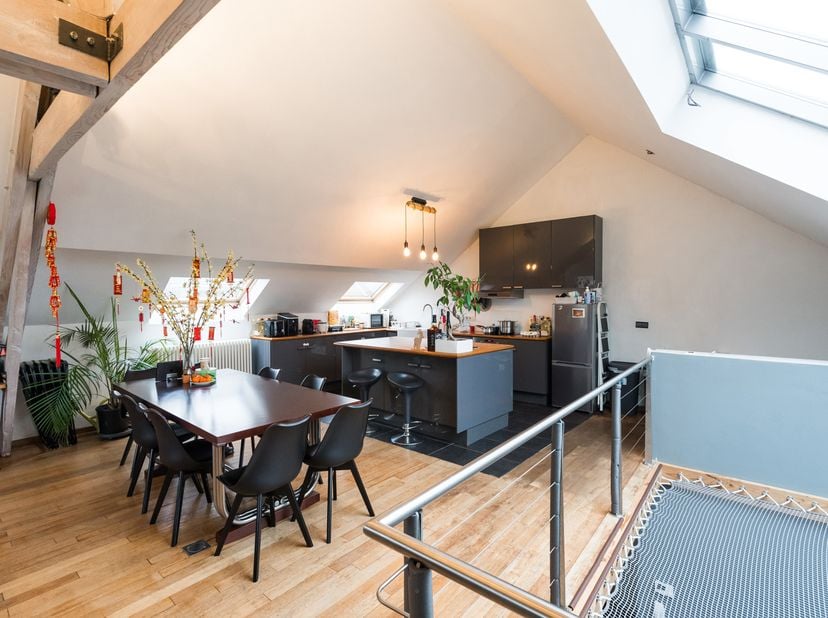 WOLUWE-SAINT-LAMBERT, ideaal gelegen in de buurt van Woluwe Shopping, op de 2e en 3e verdieping van een gebouw gerenoveerd in 2011, DUPLEX APPARTEMENT