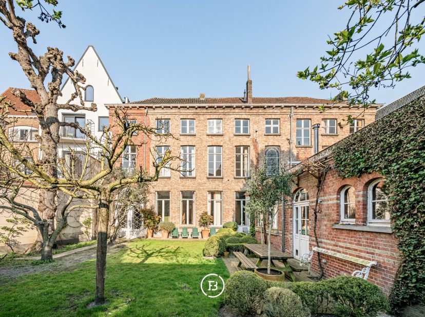 Au cœur historique de Bruges se trouve l’une des demeures les plus impressionnantes de la ville. Cette exceptionnelle maison d’angle, particulièrement