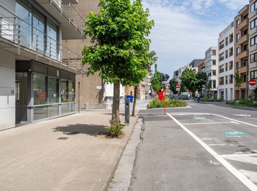 Op een uitstekende locatie, vlak bij de Grote Markt, bevindt zich deze ruime kantoorruimte van 160 m². Dankzij de doordachte indeling is het pand uite