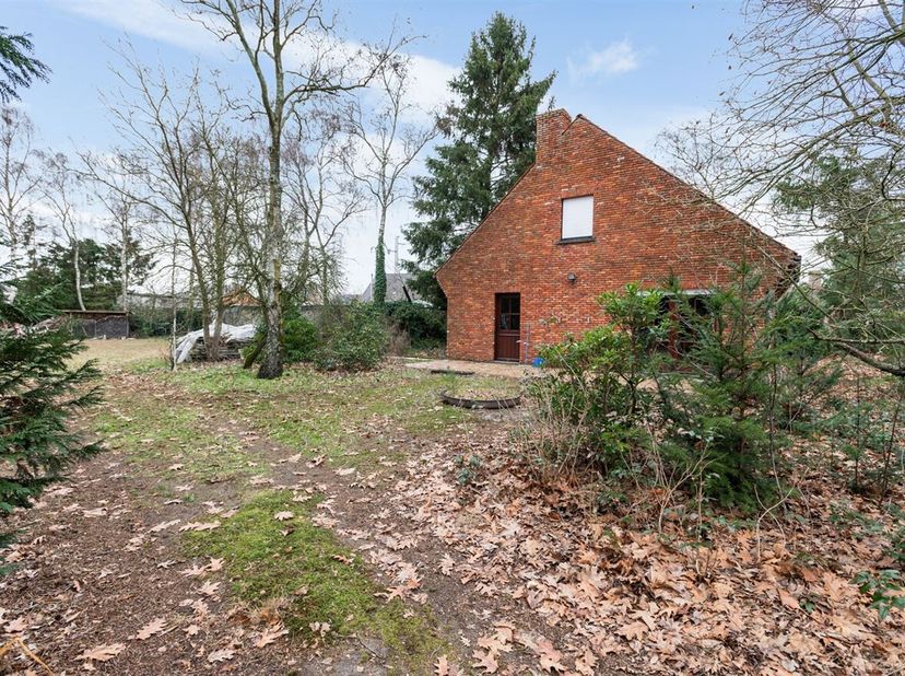 Nabij het centrum bieden wij u aan,  een bijgebouw volledig ingericht als woning op ca 2.833 m² grond. <br />
OFFICIEEL GEZIEN MAG U HIER NIET PERMANE