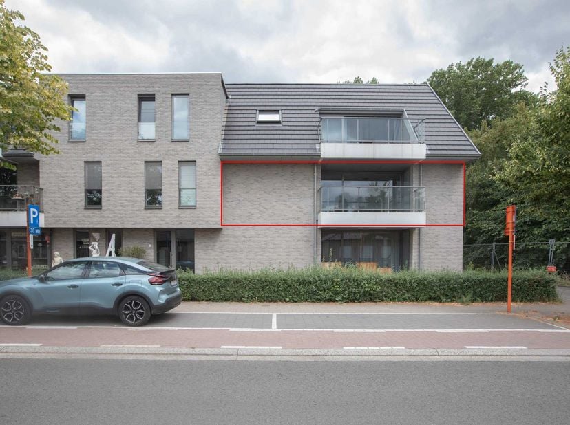 RECENT APPARTEMENT MET GARAGE -<br />
Dit recent appartement (2016) is gelegen op de eerste verdieping van Residentie 'Ter Linden'. <br />
Het apparte