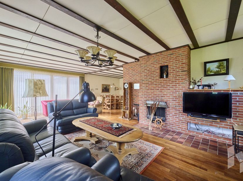 Goed onderhouden, gelijkvloerse woning (301 m²) met een lichtrijke woonkamer, 5 slaapkamers en een inpandige garage.<br />
De woning beschikt over zee