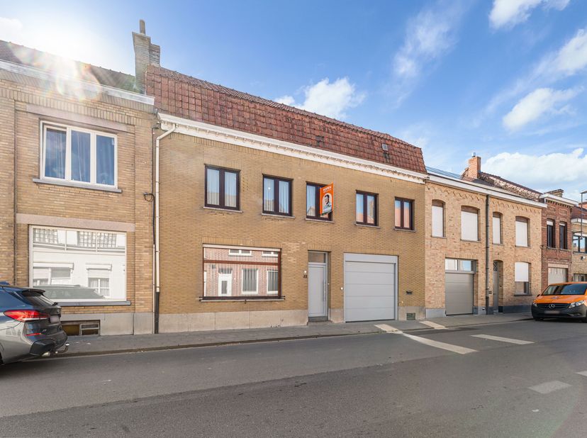 Ruime instapklare woning in Beveren Kalsijde op 10 km van Poperinge.<br />
Bij het binnenkomen word je verwelkomd in een ruime inkomhal die toegang ge