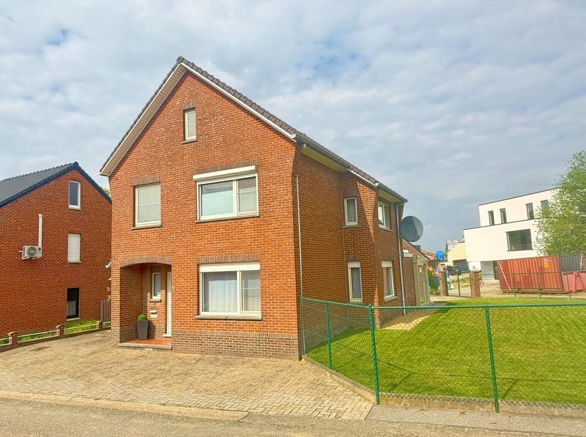 In Vreren, een rustige en groene deelgemeente van Tongeren-Borgloon, bevindt zich deze ruime gezinswoning op een volledig omheind hoekperceel van 639