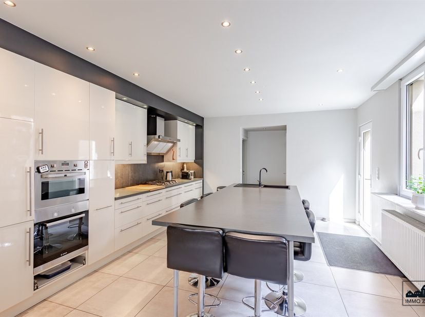 Bent u op zoek naar een ruime woning met als kers op de taart een groot magazijn? Dan is dit zeker iets voor u.<br />
<br />
Op een boogscheut van n