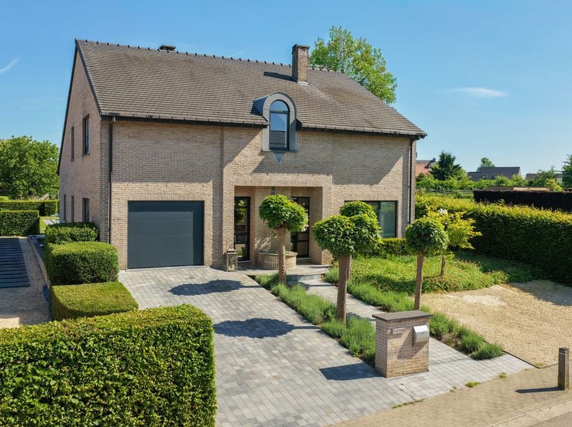 Cette villa élégante allie à merveille espace, confort et finitions haut de gamme. La propriété est entièrement prête à emménager et offre de nombreus