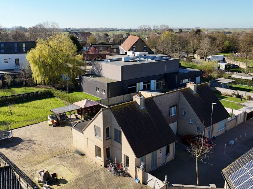 In een rustige, kindvriendelijke woonwijk, gelegen in een doodlopende straat nabij het centrum van Leke, vindt u deze statige en uitstekend onderhoude
