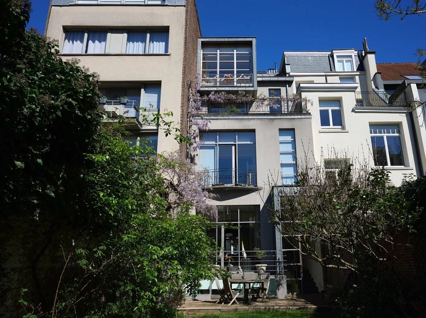 Située à l'une des adresses les plus prisées de Bruxelles, cette superbe maison de maître de 428 m² (source PEB) à deux pas de la Place Brugmann allie