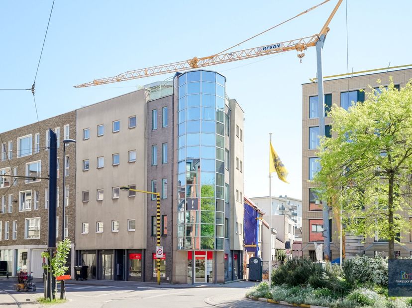 Dit uitstekend gelegen en bijzonder goed onderhouden appartement bevindt zich op de grens van Gent en Ledeberg, meer bepaald aan de rotonde van de Jac