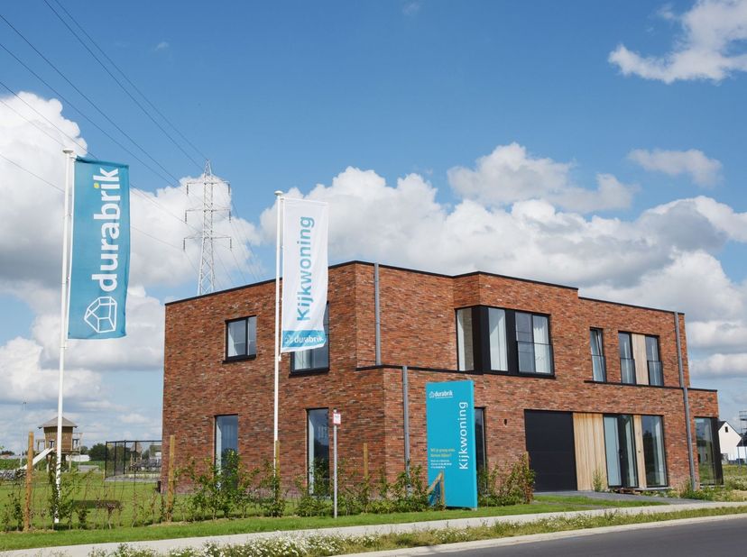 Instapklare kijkwoning met inpandige garage en 4 slaapkamers, gelegen langs de Honzebroekstraat.<br />
Moderne bouwstijl met plat dak.<br />
<br />
Ge