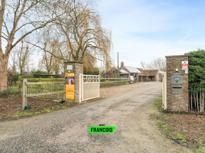 FERME RURALE AVEC HANGAR/ÉCURIES ET PRÉ DANS LE CADRE RURAL DE GOTTEM<br />
Vous cherchez un lieu où calme, espace et opportunités se rejoignent ? Cet