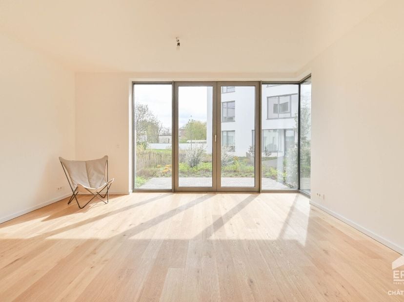 vous propose cet appartement neuf avec terrasse et jardin, idéalement situé à Uccle, au rez-de-chaussée, dans un quartier calme et verdoyant, à proxim
