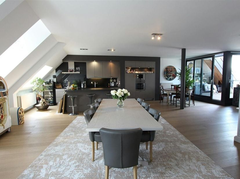 Altijd willen genieten van het prachtige Mechelen en wonen op een buitengewone locatie?<br />
Deze prachtige duplex loft te huur in Mechelen is zeer s
