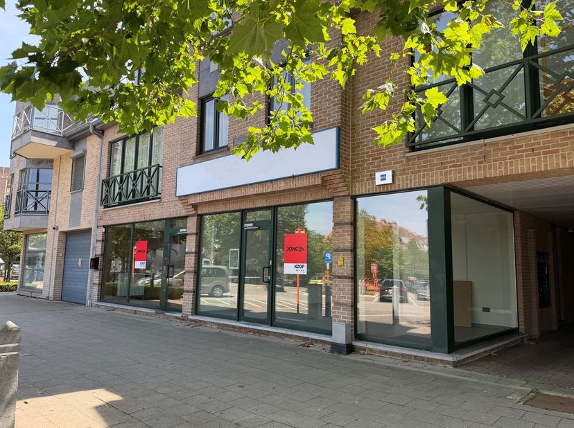 Goed gelegen handelspand te koop in Lanaken-centrum,<br />
aan het Molenweideplein.<br />
<br />
Het pand is VRIJ VAN GEBRUIK<br />
Momenteel is het p