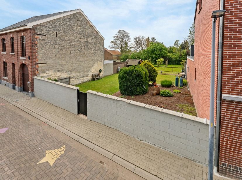 Aangenaam gelegen bouwgrond van 3a20ca geschikt voor halfopen bebouwing in de doodlopende Pastoor Bollenstraat te Zussen. Deze landelijke locatie pal