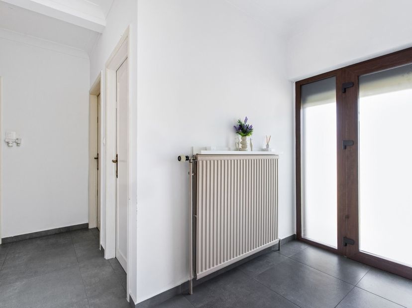 Welkom aan de Moleneindeweg 8 in Zonhoven, waar ruimte, comfort en een uitstekende ligging hand in hand gaan. Deze verzorgde gezinswoning bevindt zich