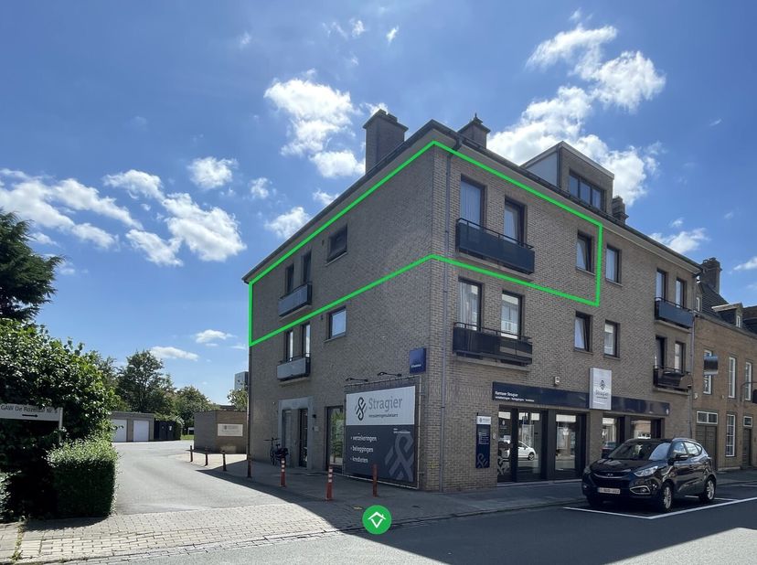 Dit groot appartement is gelegen op de 2 de verdieping in het centrum van Roeselare en bestaat uit: propere, vernieuwde gemeenschappelijke hal - lift