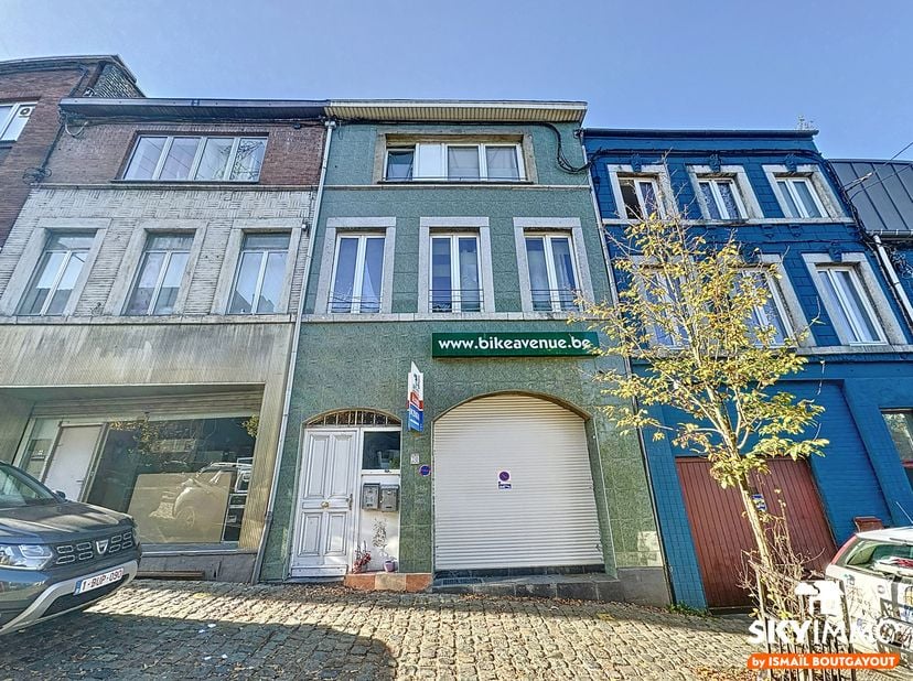 L'agence SKYIMMO vous propose ce rez-de-chaussée commercial lumineux d'une superficie utile de 123m² avec une grande visibilité.<br />
La surface est