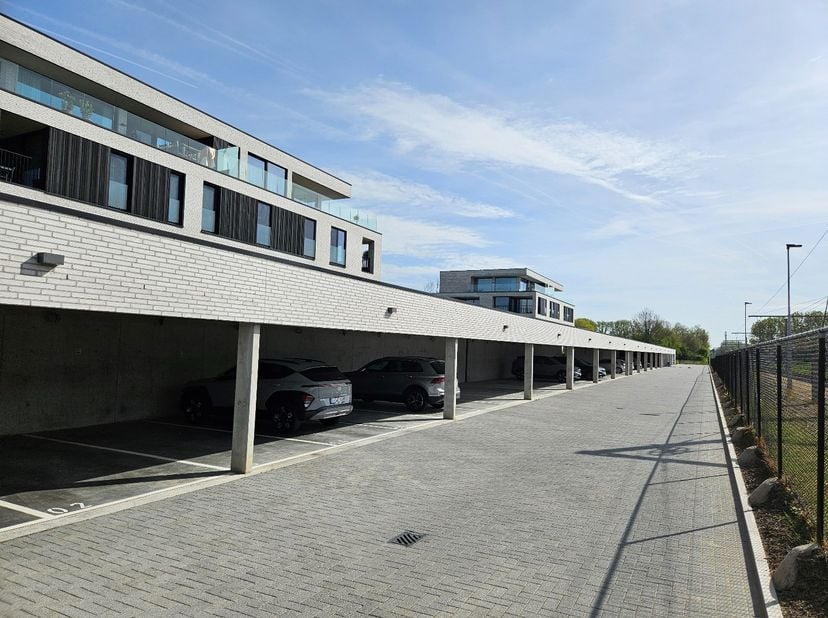 Laatste carport te koop in centrum Vichte. Onmiddellijk beschikbaar!<br />
Oppervlakte carport: 16 m² - kostprijs carport: €7.500 excl. btw<br />
Wens