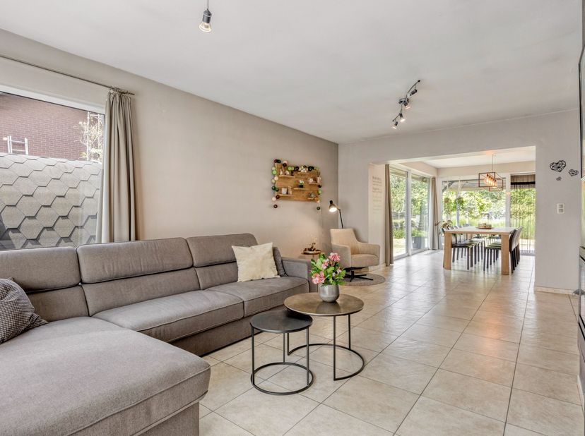 Deze ruime en instapklare gelijkvloerse woning is gelegen in het rustige Korspel, op een prachtig perceel van 1.251 m² met een vrij uitzicht op het ac
