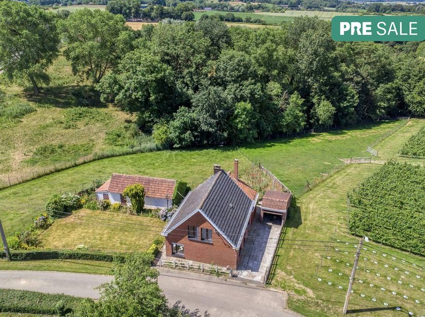 Huis op toplocatie in Heuvelland met prachtige zichten. Deze af te breken/renoveren woning is gelegen op een idyllische locatie nabij de Scherpenberg