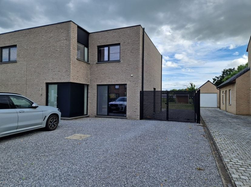Schrijf je nu snel in voor de kijkdag op zaterdag 20 juni 2026!!<br />
<br />
Ontdek deze moderne, energiezuinige woning (EPC A!) van 145 m² met 3 sla