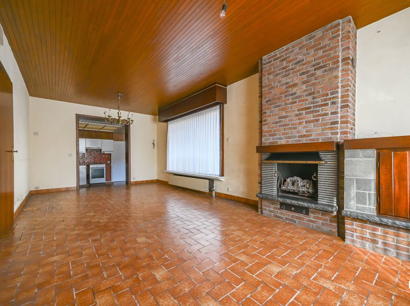 VERKOCHT! Compromis in opmaak. Deze totaal te renoveren ééngezinswoning beschikt over een bewoonbare oppervlakte van 186 m² (volgens EPC-attest) en is