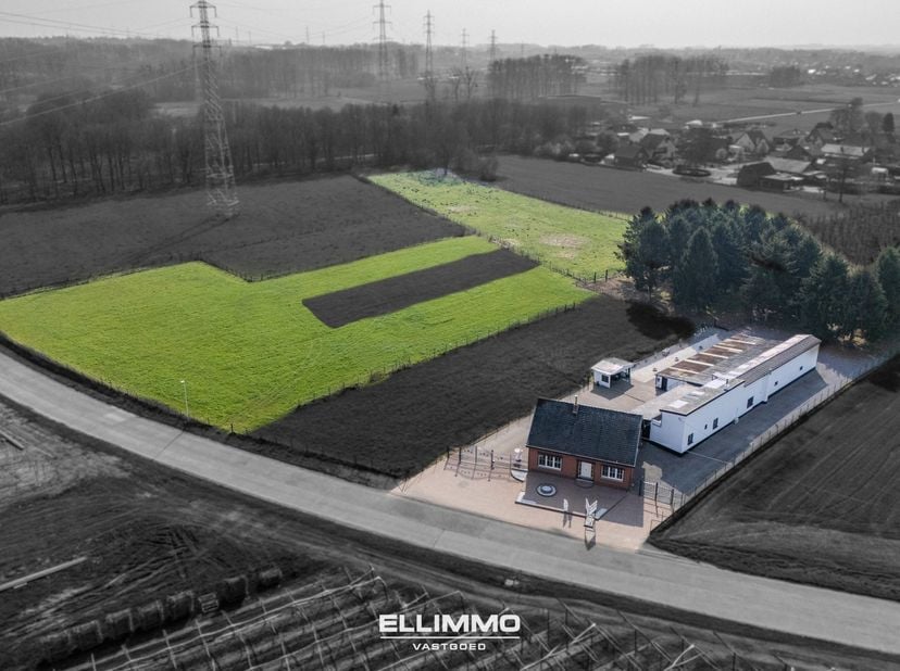 Sfeervolle, instapklare woning met tal van mogelijkheden op een spectaculair perceel van maar liefst een 1,2 hectare, helemaal omgeven door het groen!