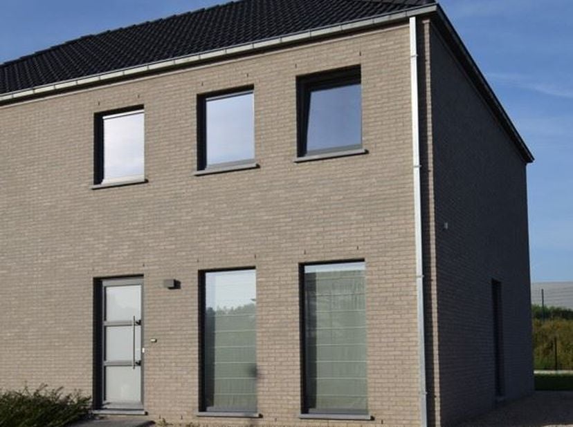 TE KOOP in Semmerzake Duffelstraat 14 aan de Grenadierslaan<br />
<br />
Rustig gelegen stukje bouwgrond voor halfopen bebouwing, mooi gelegen met pra