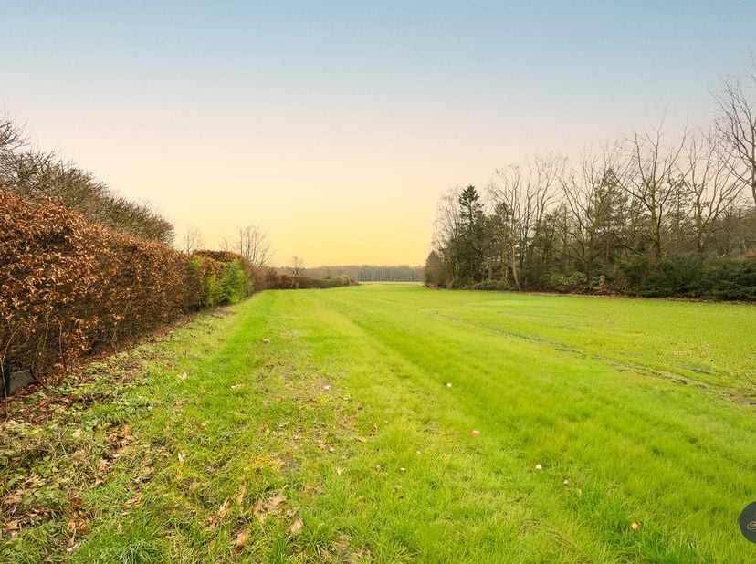 Op een strategische locatie in Brasschaat bevindt zich dit prachtig perceel bouwgrond met uitgestrekte weilanden, omgeven door aanpalende bossen. Met