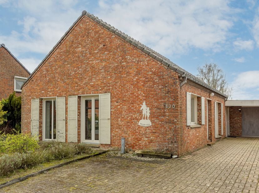 Deze vrijstaande woning is gelegen aan Grens 130 in Arendonk, vlakbij de Nederlandse grens. De ligging combineert een groene, landelijke omgeving met