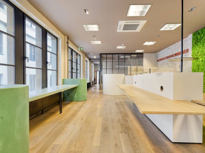 Vous recherchez un bureau qui répond parfaitement aux besoins actuels ? Au-dessus du Foodmaker, en plein cœur d'Anvers, nous proposons des étages de b