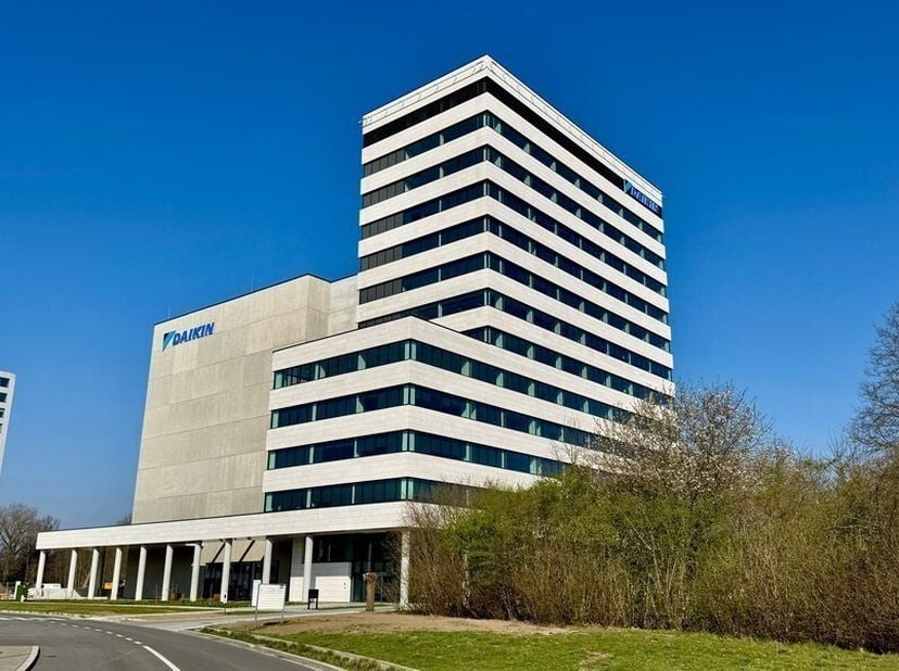 799m² kantoorruimte op 11de verdieping van kantorencomplex 'Daikin Europe R&amp;D Center'<br />
Ligging: in het Technologiepark-Zwijnaarde in Gent, langs
