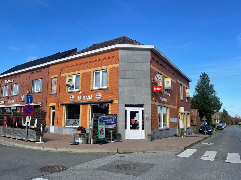 Dit ruim en multifunctioneel handelspand met woongelegenheid is gunstig gelegen aan het station van Galmaarden.<br />
<br />
Op het gelijkvloers vinde