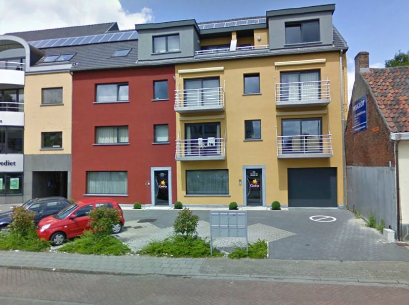 Centraal gelegen appartement op wandelafstand van de kern van Lochristi, vlot bereikbaar! Het appartement omvat een ruime leefruimte met toegang tot e