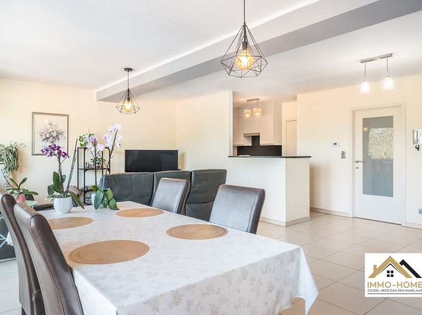 Dit hedendaags en lichtrijk appartement vinden we terug op de tweede verdieping van het complex, en is te bereiken via zowel de trap als de lift. We k