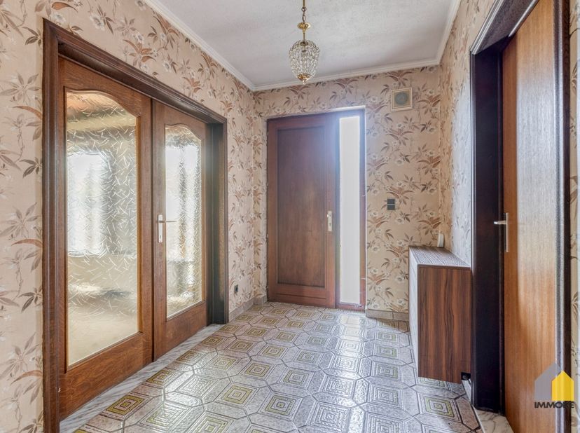 OMSCHRIJVING:<br />
- GELIJKVLOERS: Inkomhal, lichtrijke woonkamer (7,50 x 3,90 m) met gemetselde schouw en veel raampartijen, leefkeuken (3,90 x 3,50