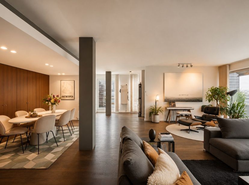 À la recherche du style de vie anversois par excellence ?<br />
Ce magnifique penthouse duplex situé dans une résidence à taille humaine offre une com