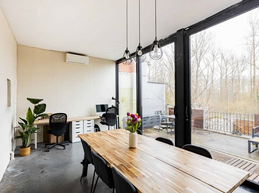 À VENDRE À GERAARDSBERGEN<br />
Habitat exclusif à Schendelbeke – maison rénovée avec vue sur la forêt<br />
Dans un environnement extrêmement rural e