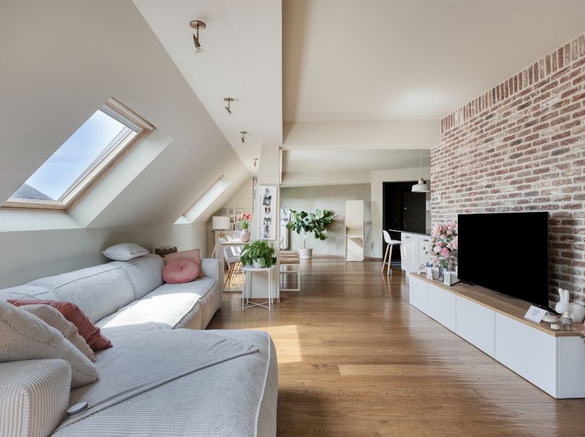 Te huur: unieke penthouse in het centrum van Mechelen, vlak bij het station en openbaar vervoer.Dit appartement combineert comfortabel wonen met een c