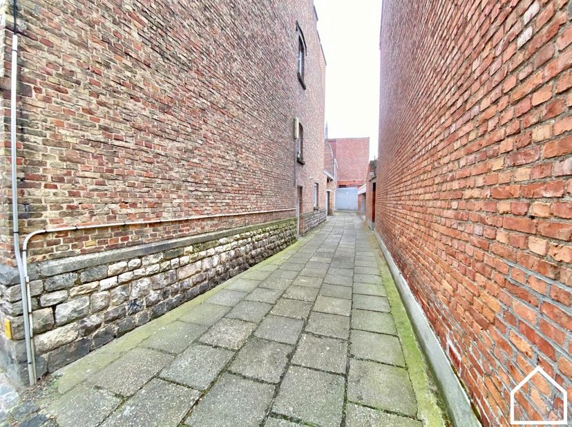 <br />
Grond te koop met opstaand polyvalent gebouw bestaande uit 3 bouwlagen. (garage/ magazijn).<br />
<br />
Kan dienen voor diverse doeleinden. Bo