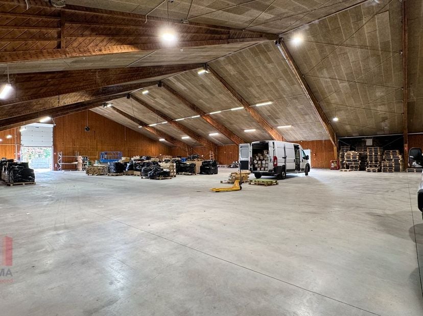 Hoogwaardig bedrijfsgebouw te huur met een totale oppervlakte van 1.699 m², bestaande uit een magazijn gecombineerd met kantoorruimte. Dankzij de ligg