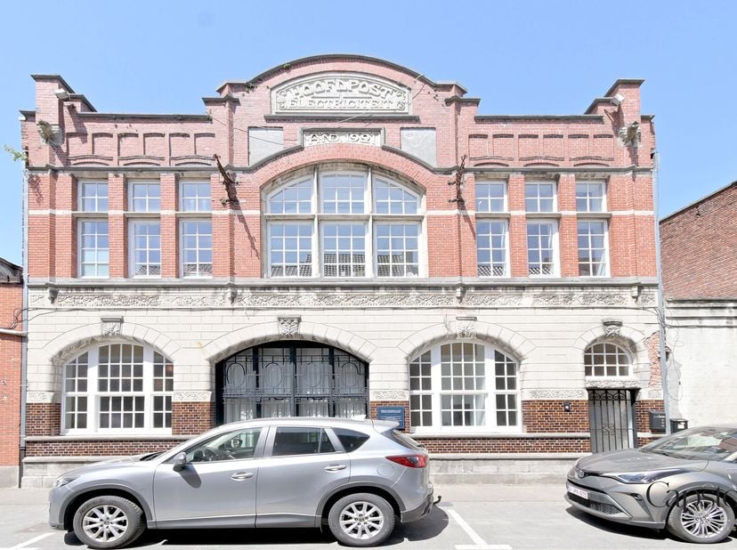 Unieke loft in voormalige elektriciteitscentrale met terras en beroepsmogelijkheden in centrum Lokeren<br />
Deze unieke loft van ca. 110 m² bewoonbar